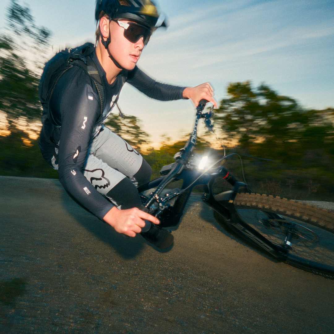 knog_blinder_x_1800_13335_lifestyle_1a